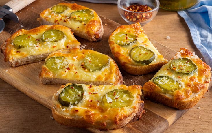 Ostete sylteagurk-toast på surdeigsbrød - Oppskrifter | Pågen